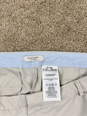 Dockers Women's Light Khaki Capris 18W